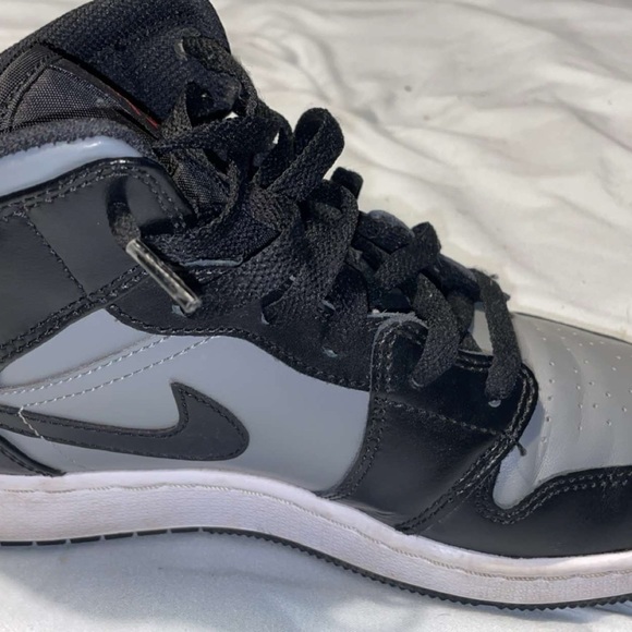 shadow jordan 1 mids in mint condition a few creases only worn 3 times - Picture 2 of 3